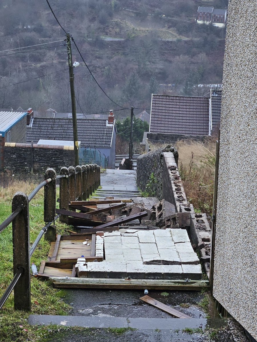 Christine Smith (@christi42259418) on Twitter photo Good job no one was walking past when this wall was blown over.
<a href="/southwalesargus/">South Wales Argus</a> <a href="/WalesOnline/">WalesOnline 🏴</a> Good job no one was walking past when this wall was blown over.
<a href="/southwalesargus/">South Wales Argus</a> <a href="/WalesOnline/">WalesOnline 🏴</a>