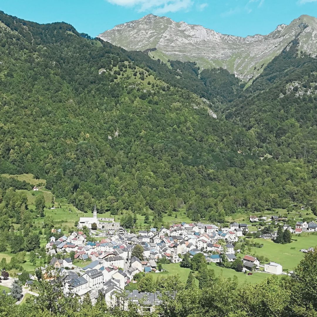 There's still availability on our self-guided residency program, taking place throughout 2025 🌄 Come and hang out in the mountains with us for up to 6 weeks! ➡️ campfr.com/residencies