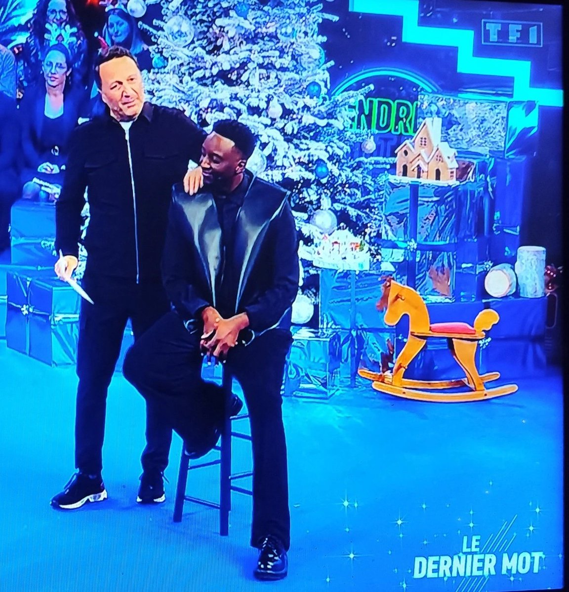 caroline8074's tweet image. La classe à Dallas @Ahmed_Sylla hier dans #VTEP .J'ai bien rigolé c'était extra @Arthur_Officiel