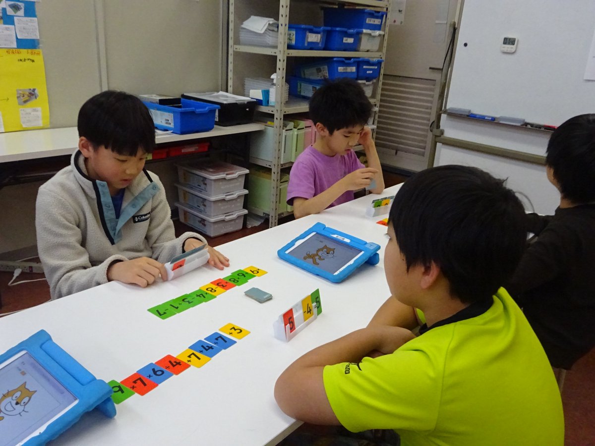 TruthAcademy2's tweet photo. 【冬休みサイエンス講座】小1～3
頭のよくなる数式ゲーム「トリンカ大会」 （９0分～1０0分）
四則演算の組み合わせで式を作り、左辺の式と右辺の答えが等しくなればポイントがもらえる、算数カードゲームです。ぜひチャレンジを！
https://t.co/r9h2XUfh6n
#小学生 #冬休み #算数ゲーム #トリンカ https://t.co/gfd4BwoEWt