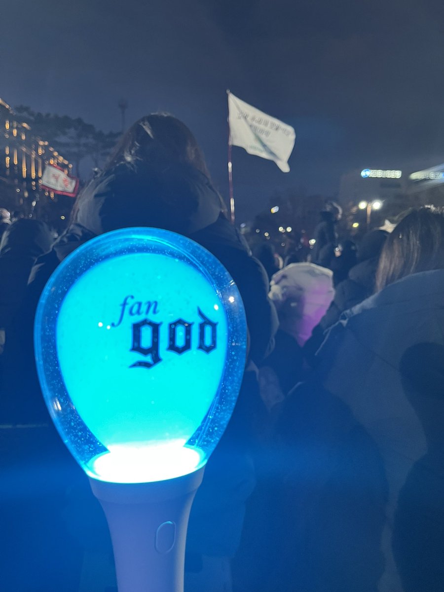 peacegod_0113's tweet photo. 싸울텐가 포기할텐가 
주어진 운명에 굴복하고 말텐가 
세상 앞에 고개 숙이지마라 기죽지 마라 
그리고 우릴 봐라 https://t.co/vlM5uMuMy9