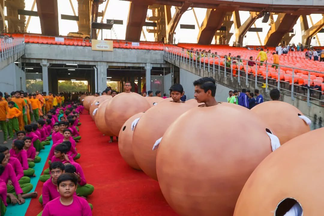 suyashpachauri's tweet photo. Swipe through the moments that will make Karyakar Suvarna Mahotsav special!
Join us today at 5 PM IST on https://t.co/yitvxLYUDo to witness this grand occasion, a blend of devotion, tradition, and celebration. 🎉🙏
#baps #bapsvideos #Seva #ksm50 #bapsmedia https://t.co/8o0MRJjdou