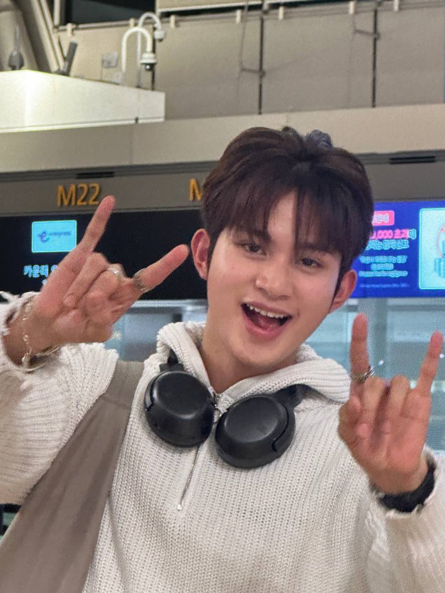 PopPlanet_'s tweet photo. At Incheon Airport. They’re going back to 🇵🇭 Manila for their guesting on 

#TinigNgPaskoChoraleCompetition

Have a safe flight OT7! ✈️

WELCOME TO YOUR HOMELAND HORI7ON

@HORI7ONofficial 
#OurHori7onIsBack
#HORI7ON #호라이즌 https://t.co/kO46YyLSsM