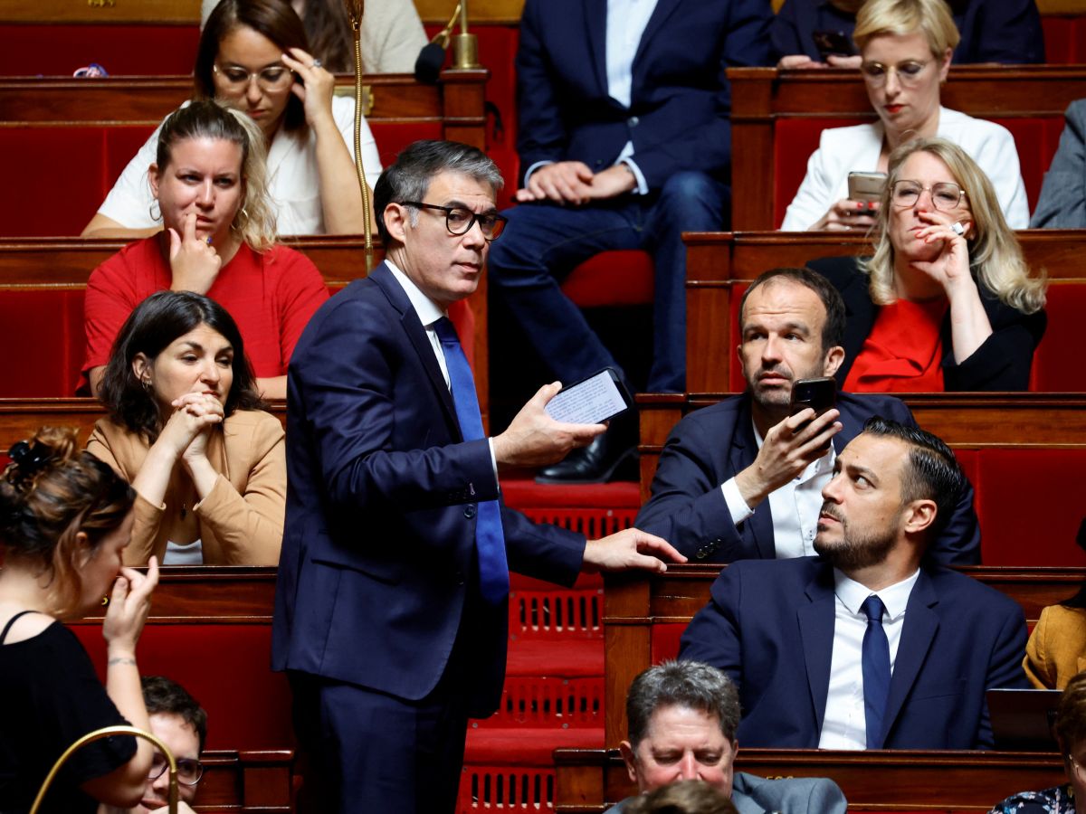 XNews_France's tweet photo. Emmanuel Macron prévoit d'appeler le Parti communiste, la France insoumise et les Écologistes pour former un nouveau gouvernement. Olivier Faure refuse de participer avec un Premier ministre de droite. #Politique 🇫🇷 (L'Humanité) https://t.co/1GBvQkSori