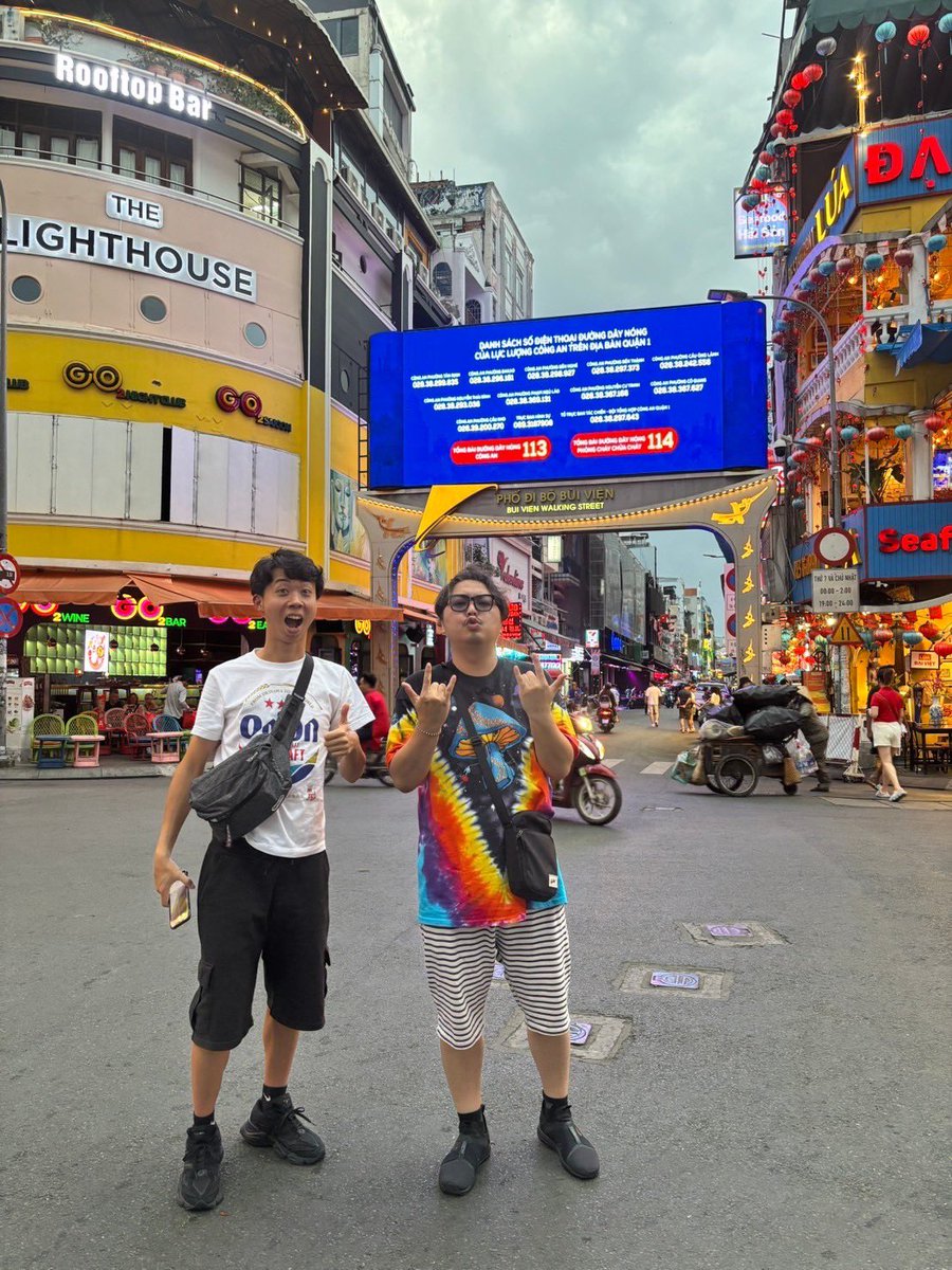 CLBminorinn's tweet photo. セレブ姉妹揃ってベトナム旅行に行ってまいりましたわー！食べ物も美味しかったし、市場も良かったし、そして何よりこの夜のパティーピーポー感すごいわよ😳✨活気が半端ない！またフォー🍲食べたいですわ！
皆さんも是非ベトナムへ🇻🇳
#セレブ姉妹 
#ベトナム 
#ホーチミン https://t.co/bMQDeKcL8O