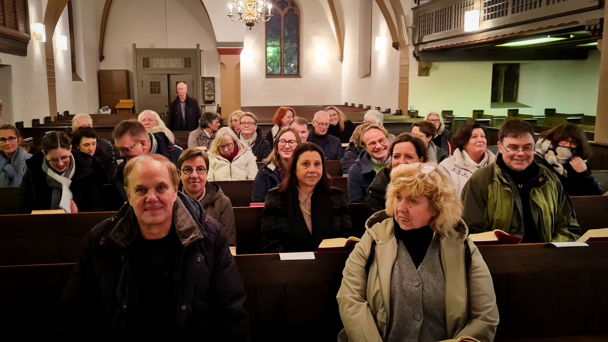 EKVlotho's tweet photo. Auch der Kirchenkreis feiert eine Weihnachtsfeier: Die Mitarbeitenden aus dem Kreiskirchenamt und den synodalen Diensten lassen das Jahr gemeinsam ausklingen. Erst mit einem schönen Gottesdienst in der Veltheimer Kirche und anschließend mit tollem Essen bei Stiller. https://t.co/xENfIwUExt
