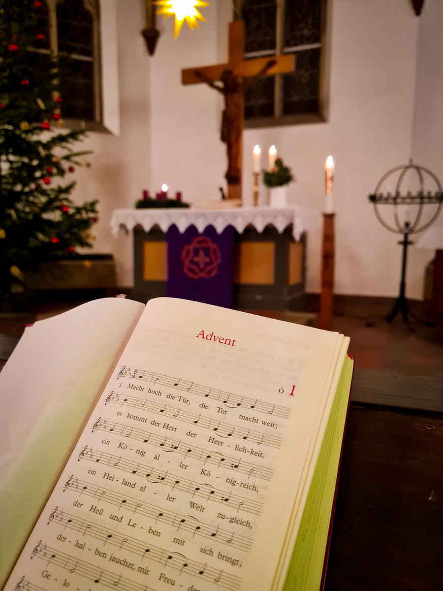 EKVlotho's tweet photo. Auch der Kirchenkreis feiert eine Weihnachtsfeier: Die Mitarbeitenden aus dem Kreiskirchenamt und den synodalen Diensten lassen das Jahr gemeinsam ausklingen. Erst mit einem schönen Gottesdienst in der Veltheimer Kirche und anschließend mit tollem Essen bei Stiller. https://t.co/xENfIwUExt