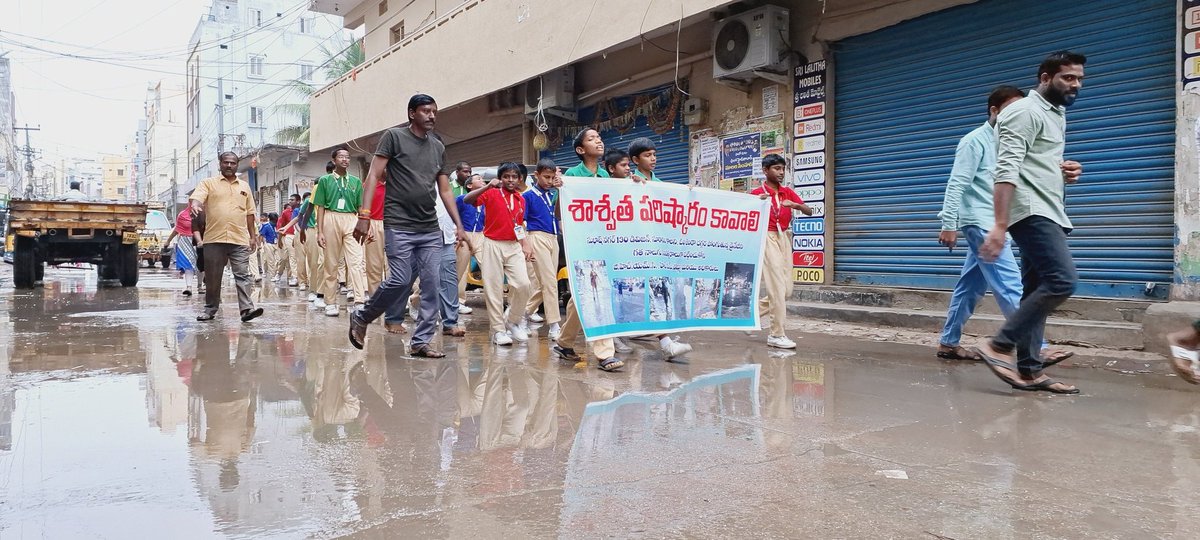 Narendrajournal's tweet photo. @HMWSSBOnline  డ్రైనేజీ లు పొంగి మురుగు నీరు రోడ్డుపై నాలుగేళ్లుగా నరకం చూపిస్తోంది. కానీ అక్కడి పాలకులు, అధికారులకు పట్టడం లేదు. చిన్నారులు రోడ్డెక్కి నిరసన చేయాల్సిన పరిస్థితి వచ్చింది. సుభాష్ నగర్ డివిజన్ సూరారం కాలనీ ప్రధాన రహదారిలో. @kp_vivekanand  

#quthbullapur #suraram https://t.co/tpvtEZinCe