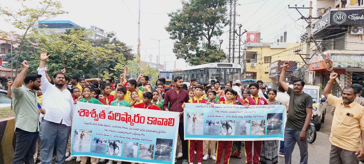 Narendrajournal's tweet photo. @HMWSSBOnline  డ్రైనేజీ లు పొంగి మురుగు నీరు రోడ్డుపై నాలుగేళ్లుగా నరకం చూపిస్తోంది. కానీ అక్కడి పాలకులు, అధికారులకు పట్టడం లేదు. చిన్నారులు రోడ్డెక్కి నిరసన చేయాల్సిన పరిస్థితి వచ్చింది. సుభాష్ నగర్ డివిజన్ సూరారం కాలనీ ప్రధాన రహదారిలో. @kp_vivekanand  

#quthbullapur #suraram https://t.co/tpvtEZinCe