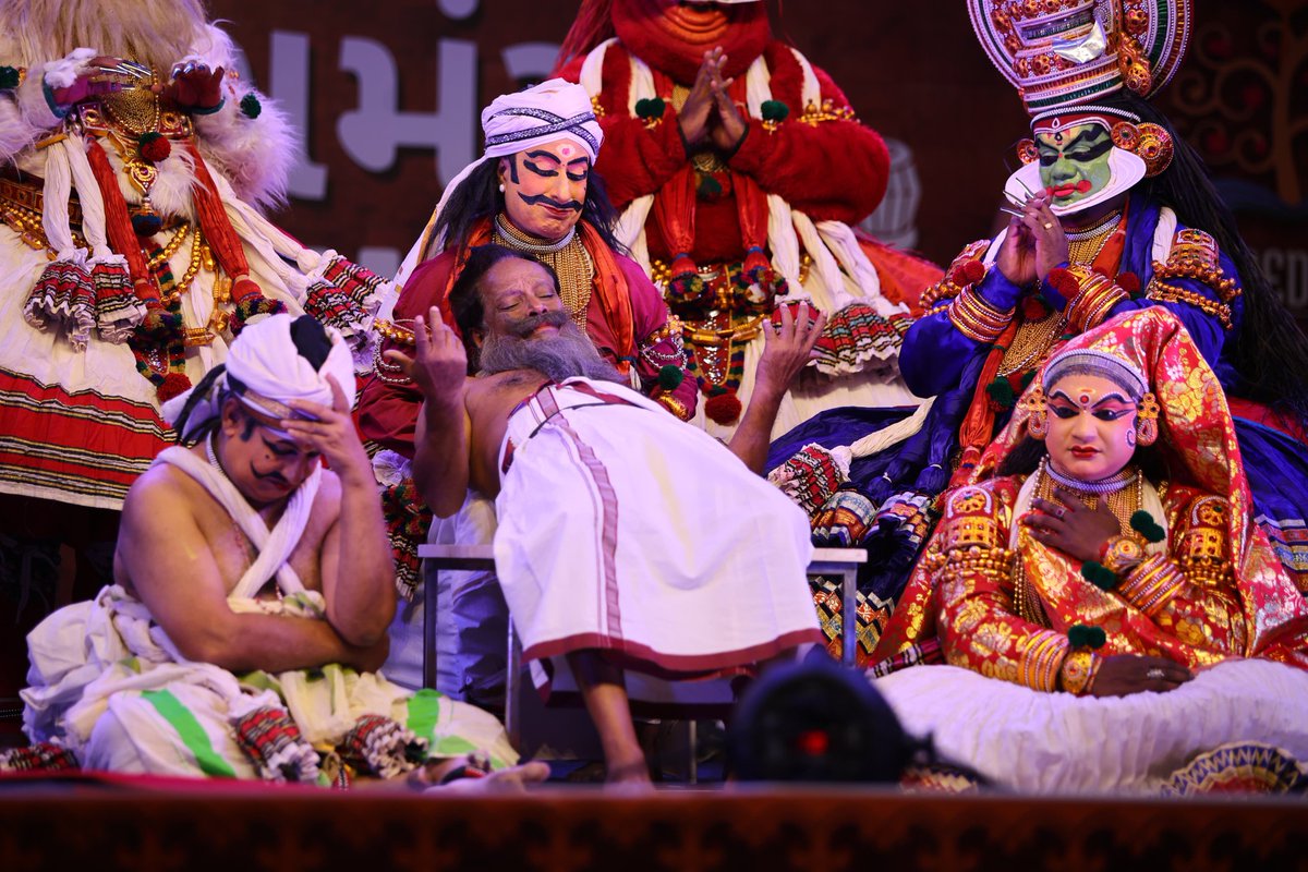 Kijote Kathakali illuminated the cultural stage #Rangmanch with their performance.  Audiences were treated to a mesmerizing collaboration between cultural foundation Casa De La India (Spain) and performing arts theatre Margi Kathakali (India) as Kijote Kathakali combined the
