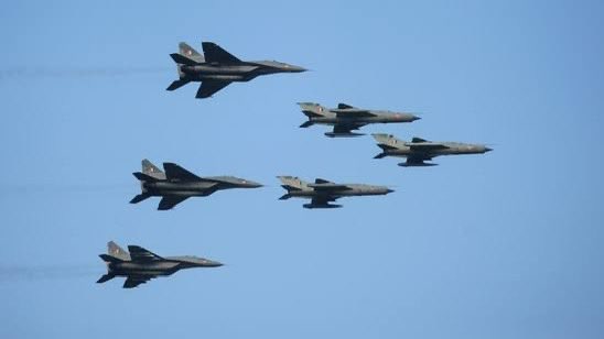 sanjaysampaul's tweet photo. #hyderabad is excited to witness 
@IndianAirforce_  #airshow at #Hussainsagar #tankbund on December 8 between 3 and 5 pm. The 30-minute show demonstrated the skill of the #SuryaKiran 12 pilots, flying nine #HawkMk132 @TelanganaCMO 
@revanth_anumula @DeccanChronicle https://t.co/bEwIZemTUE