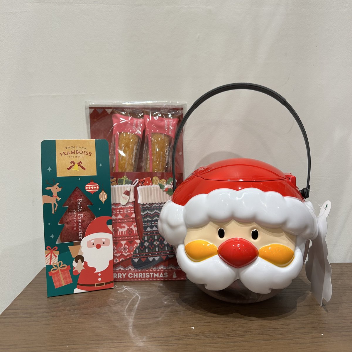 libretto_zm's tweet photo. クリスマスにぴったりのお菓子のご紹介です！！

ポップコーンやクッキーなど約21個のお菓子が入っている見た目までかわいいサンタバケツ🎅
スティックケーキ、プチフィナンシェはクリスマスグッズと一緒にプレゼントするのにもおすすめです！

ラッピングも承っておりますのでぜひお越し下さい！！ https://t.co/3HfY1EPrdS