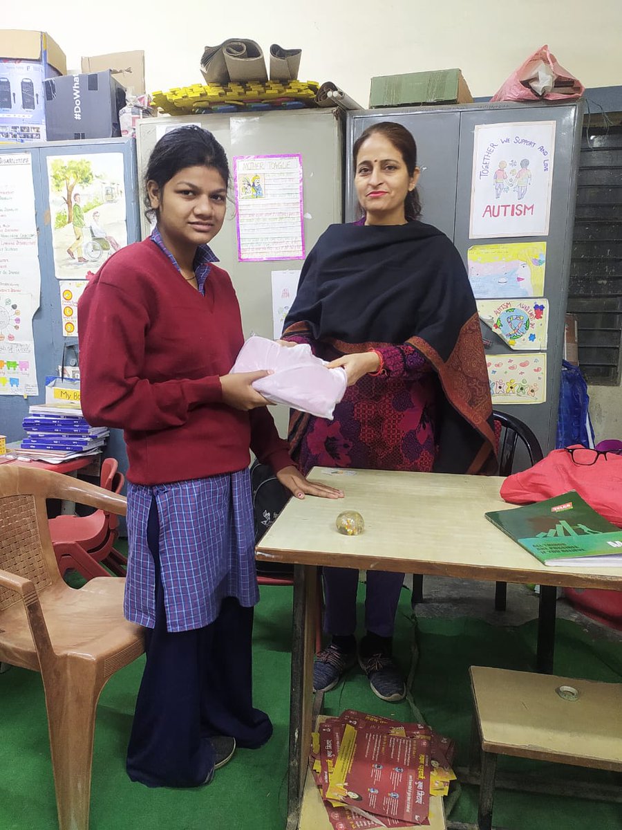 dk132016's tweet photo. @DIETRNDELHI @durccwa @SCERT2021 @VidyanjaliDelhi
#donation of assets to students
#GGSSS Prem Nagar 1516030
HOS-Manisha Rani Verma
Vid Inch-Usha
Vol- Sarika
Stu-02
CRCC-Dr Dinesh Kumar
DURCC/Inch-Vikas Sharma
Zone-16
Distt-WestA https://t.co/lMki4GPL9L