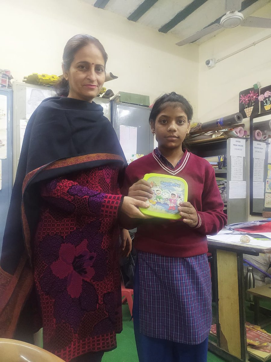 dk132016's tweet photo. @DIETRNDELHI @durccwa @SCERT2021 @VidyanjaliDelhi
#donation of assets to students
#GGSSS Prem Nagar 1516030
HOS-Manisha Rani Verma
Vid Inch-Usha
Vol- Sarika
Stu-02
CRCC-Dr Dinesh Kumar
DURCC/Inch-Vikas Sharma
Zone-16
Distt-WestA https://t.co/lMki4GPL9L