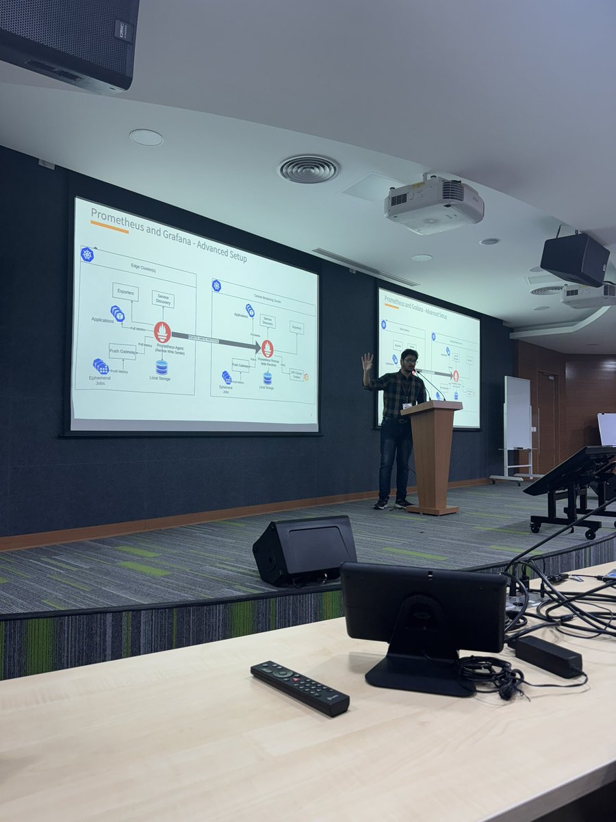 thesaloninarang's tweet photo. @Pizzenpast delivering his talk 🗣️ https://t.co/YOmdfdGlLX