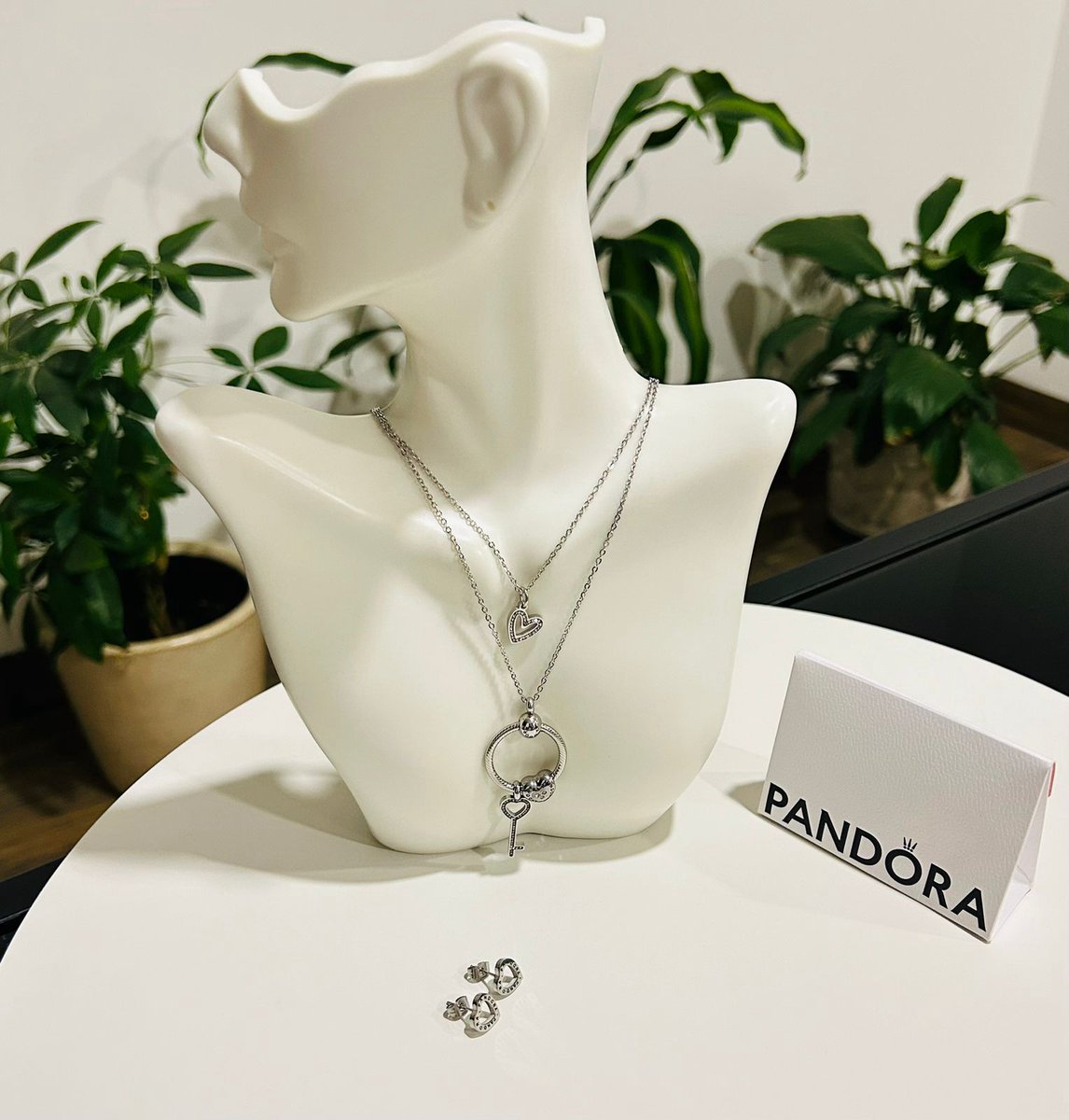 Estilo8819's tweet photo. ✨ Está navidad haz que tu regalo brille ✨
Con nuestra joyería inspirada en marcas reconocidas, siempre acertarás en el detalle. ¡Una pieza de lujo es todo lo que necesitas para sorprender a alguien especial!
¡Haz tu pedido hoy mismo!
#regalosdelujo #joyeriaconestilo https://t.co/Up7xsgx3LW