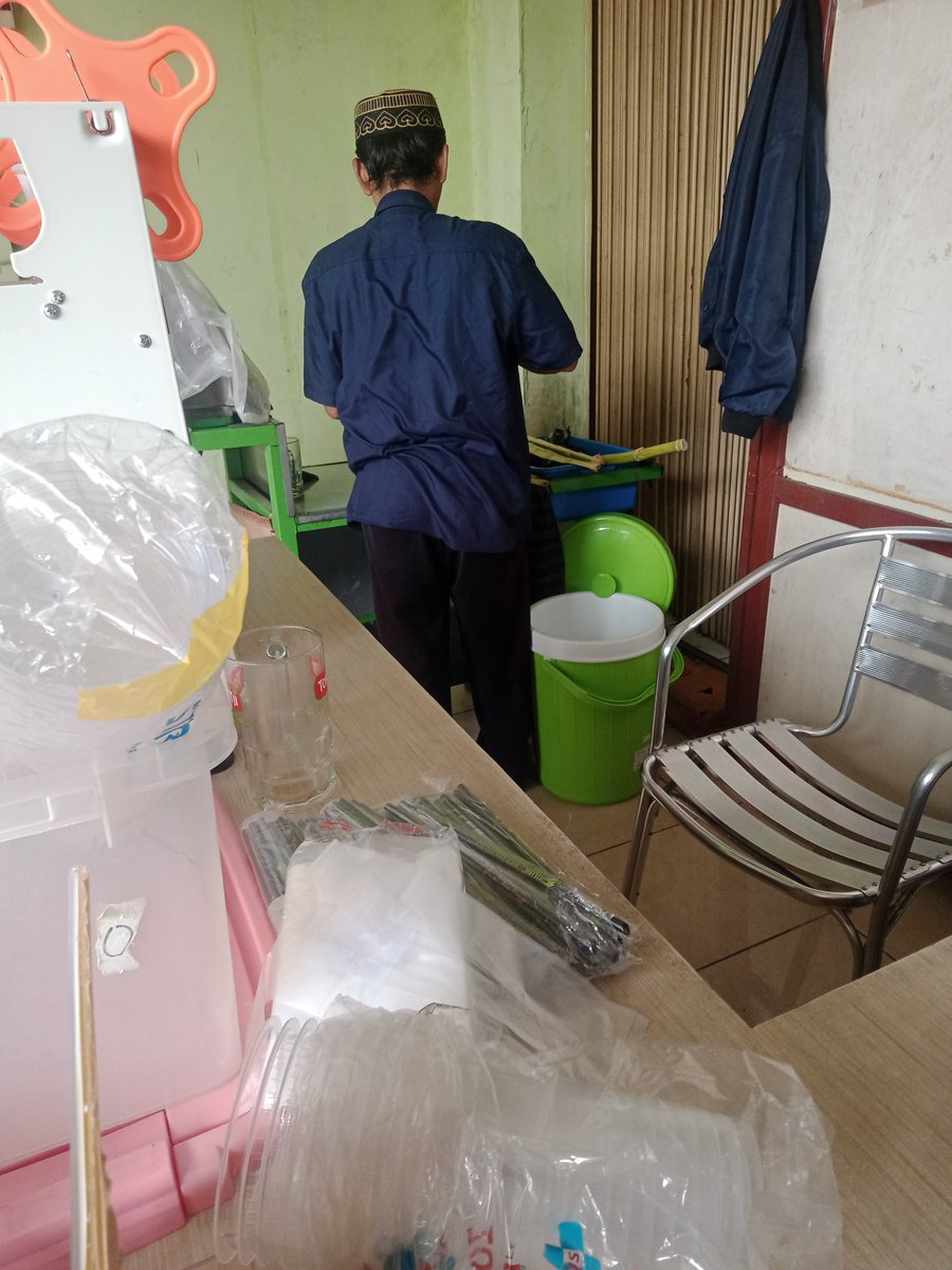 miftahrizaq_'s tweet photo. 🧔🏻 : Pak, Es Tebu masih banyak?
👳 : Masih, Mas.
🧔🏻 : Itu ditutupin plastik biar gak dilalerin?
👳 : Bukan, Mas. Karena memang dari pagi tadi belum ada yg beli.
🧔🏻 : Yasudah tolong bungkuskan beberapa ya, Pak.

Si Bapak baru jualan 2 minggu katanya. Ayo kita do'akan semoga laris! https://t.co/jiLb3DIoAs