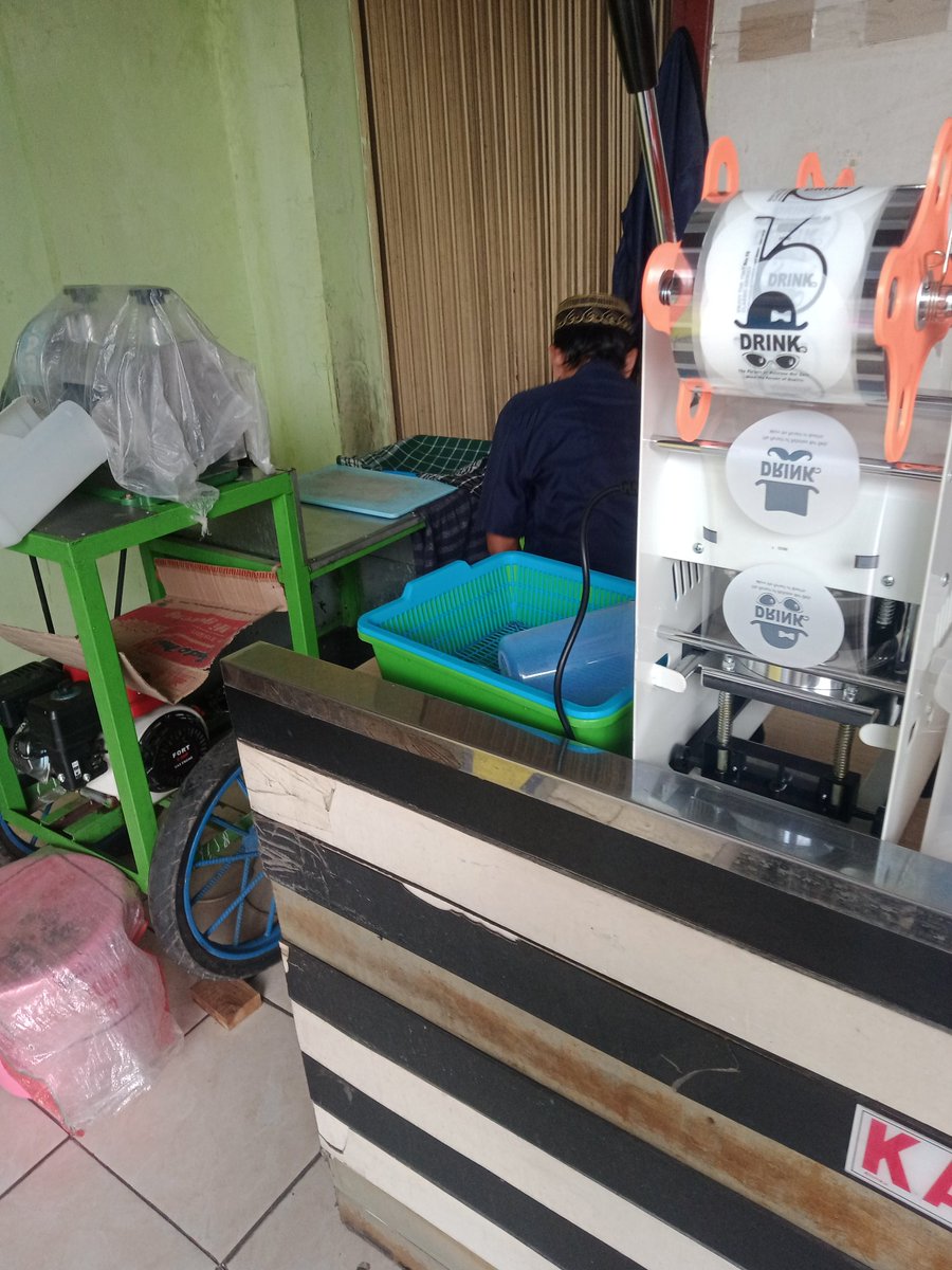 miftahrizaq_'s tweet photo. 🧔🏻 : Pak, Es Tebu masih banyak?
👳 : Masih, Mas.
🧔🏻 : Itu ditutupin plastik biar gak dilalerin?
👳 : Bukan, Mas. Karena memang dari pagi tadi belum ada yg beli.
🧔🏻 : Yasudah tolong bungkuskan beberapa ya, Pak.

Si Bapak baru jualan 2 minggu katanya. Ayo kita do'akan semoga laris! https://t.co/jiLb3DIoAs
