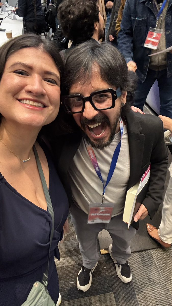 Hoy tuve tres horas de sentirme como un ser humano funcional y vi a mi querido <a href="/chavodeltoro/">Chavo del Toro 🖌️</a> en la <a href="/FILGuadalajara/">FIL Guadalajara</a> 💕