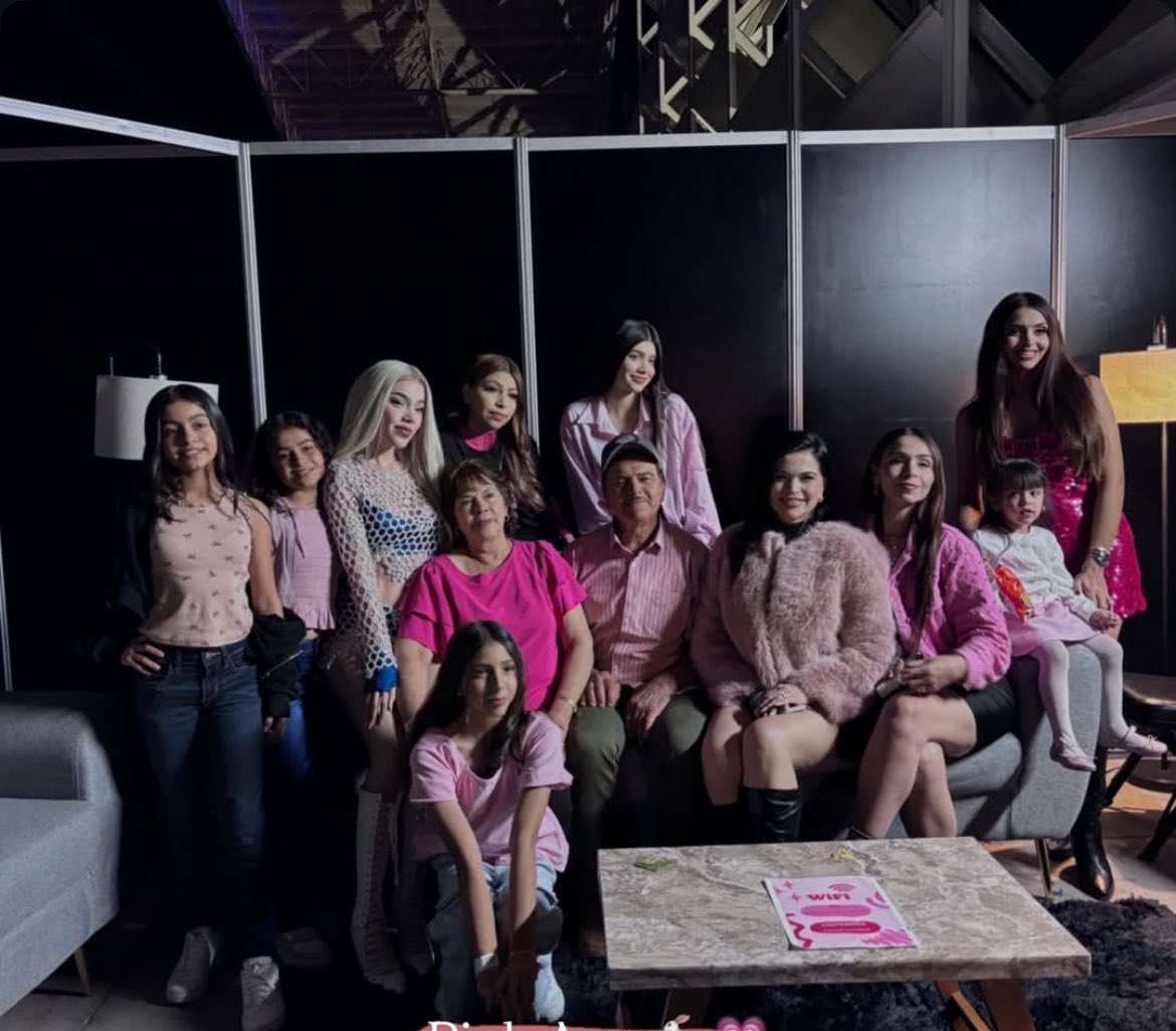 Chris_osss's tweet photo. todos de pink 🥹 https://t.co/Dlu2jpCCY9