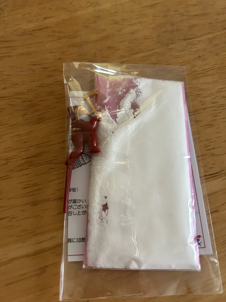 N2aQz's tweet photo. 買ってきたシュトーレン、追加の砂糖と斧持った小人？？が付いてきた https://t.co/MHgxowCG2j