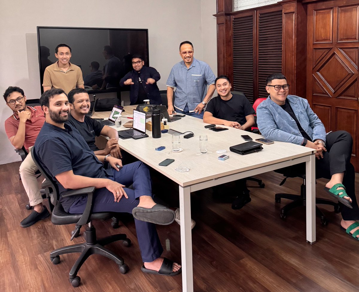 Pilpres sudah usai. Kalau 010203 berkolaborasi barengan gini; dari orang IT, data intelijen, kreator konten, media distribution sampai AI engineer;  outputnya se-impactful apa ya? 😄😄
<a href="/imanlagi/">Iman Sjafei 🛠</a>