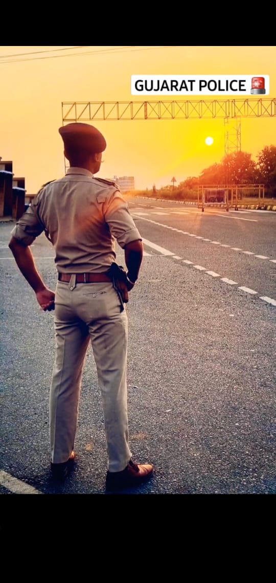 Mukesh_2310's tweet photo. 📌ક્યાં સુધી જોતો રહું સપના તારા ,હેવ તો લોકો કહે છે નહીં થાય તારા થી
એટલે જ તો હું સમાવી લઉં છું તને  શબ્દો માં મારા #khakhi 
        ✴️   #PSI #LRD  ✴️
              🚔   #પોલીસ  🚔 https://t.co/Lov5sIsmkm