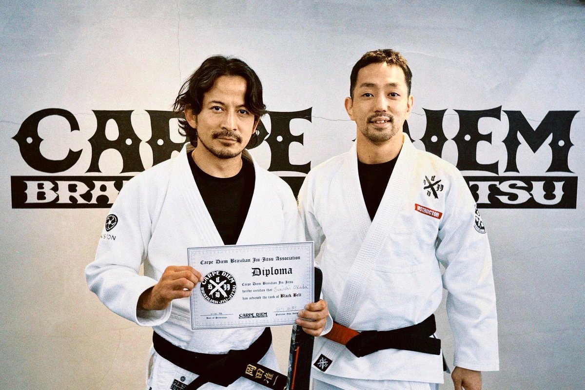 本日帯授与式にて、
ブラジリアン柔術の黒帯を橋本知之さんに
巻いていただきました。

今日から黒帯、修羅の道。

周りのおかげで楽しめて、頑張れる。
全てに感謝を！
ブラジリアン柔術の美しさを体現できるように、これからも精進してまいります。

ありがとうございます。