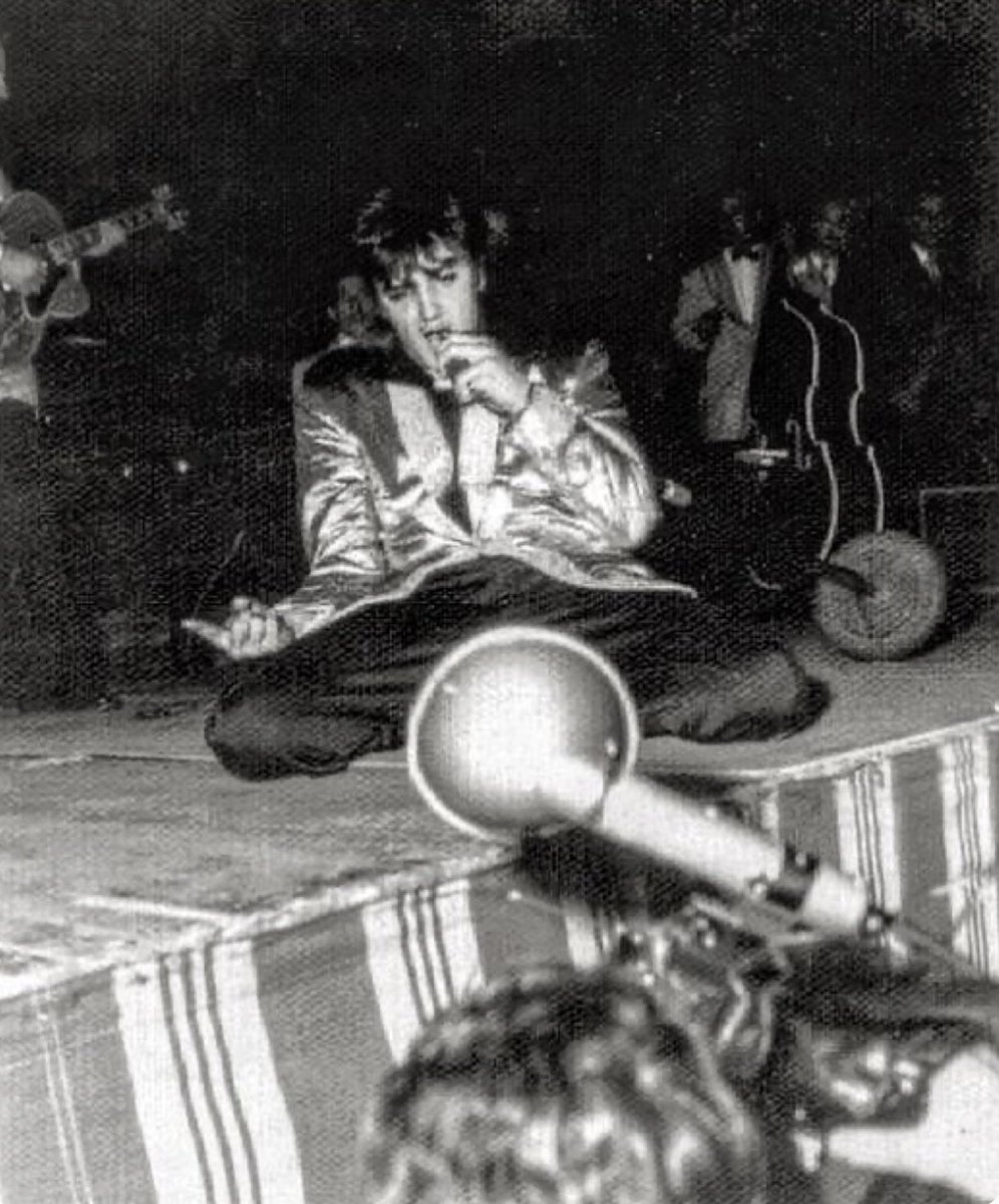 lynette_presley's tweet photo. Okay, I woulda died, and gone to heaven, if I were in the front row! Goodnight, E family! Sweet dreams and sleep well. Love you all. 🙏🏾❤️ https://t.co/1vc643JEws