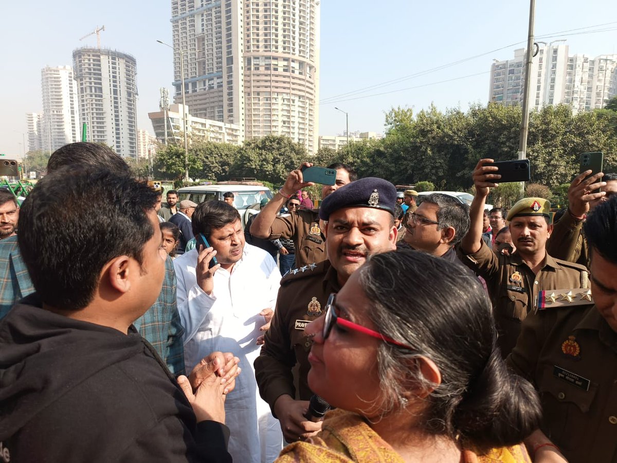 AdtAmbrish's tweet photo. फ्लैट खरीदारों की आज होने वाली रजिस्ट्री के विरोध में कार रैली को पुलिस ने रोका। भारी संख्या में फ्लैट खरीदार सेक्टर 76 स्काईटेक मेट्रोट के गेट पर हुए इकट्ठा।
@NBTDilli @NavbharatTimes https://t.co/8nOo3PXv5g