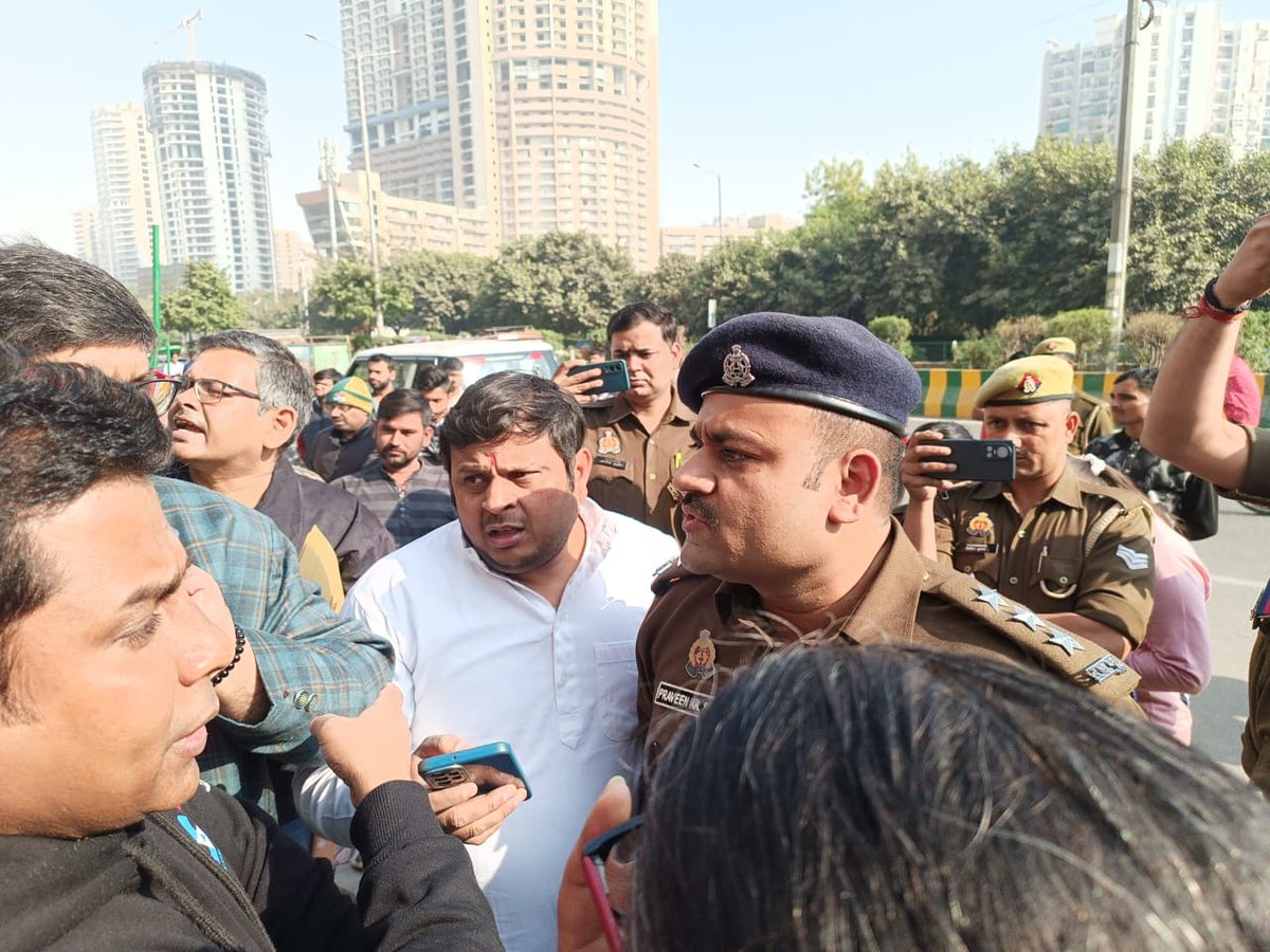 AdtAmbrish's tweet photo. फ्लैट खरीदारों की आज होने वाली रजिस्ट्री के विरोध में कार रैली को पुलिस ने रोका। भारी संख्या में फ्लैट खरीदार सेक्टर 76 स्काईटेक मेट्रोट के गेट पर हुए इकट्ठा।
@NBTDilli @NavbharatTimes https://t.co/8nOo3PXv5g
