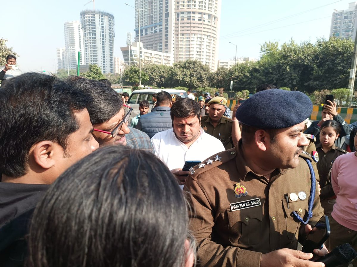 AdtAmbrish's tweet photo. फ्लैट खरीदारों की आज होने वाली रजिस्ट्री के विरोध में कार रैली को पुलिस ने रोका। भारी संख्या में फ्लैट खरीदार सेक्टर 76 स्काईटेक मेट्रोट के गेट पर हुए इकट्ठा।
@NBTDilli @NavbharatTimes https://t.co/8nOo3PXv5g