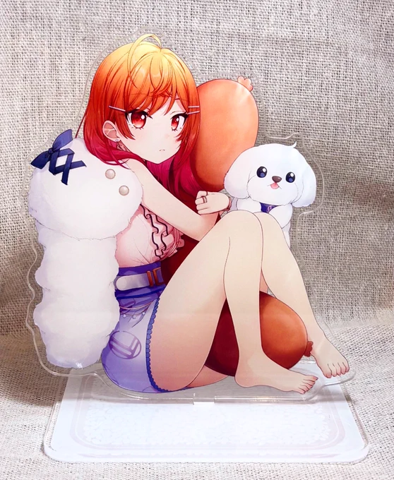 莉々華ちゃんのアクスタ届いてた!いい仕上がり〜!!!台座はパックごはん! 