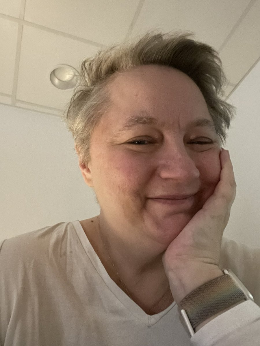 Finally transferred to haematology/oncology ward @5am. So relieved. Trolley beds are uncomfortable! V happy w/ my large 2-bed room on a modern ward w/ its own loo next to a window which opens. Little things like that help so much #chemo #infection #Kadcyla #bilateralbreastcancer