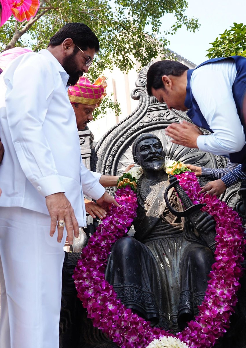 Dev_Fadnavis's tweet photo. छत्रपती शिवाजी महाराज की जय! 🚩

🕚 10.50am | 7-12-2024📍Vidhan Bhavan, Mumbai | स. १०.५० वा. | ७-१२-२०२४📍विधान भवन, मुंबई.

🚩 Before the Special Assembly Session, we offered our humble floral tributes and took blessings of our greatest King Chhatrapati Shivaji Maharaj at Vidhan Bhawan, Mumbai, in the presence of MLAs.

🚩 आपले आराध्य छत्रपती शिवाजी महाराज यांना विधान भवन, मुंबई येथे अभिवादन करून, आशीर्वाद घेऊन विधिमंडळाच्या विशेष अधिवेशनाचा प्रारंभ... यावेळी विधिमंडळातील सहकारी आमदार उपस्थित होते.

#Maharashtra #Mumbai #SpecialAdhiveshan