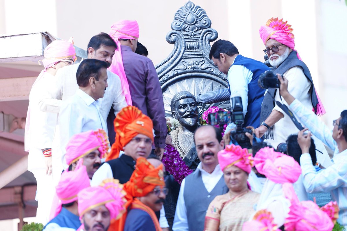 Dev_Fadnavis's tweet photo. छत्रपती शिवाजी महाराज की जय! 🚩

🕚 10.50am | 7-12-2024📍Vidhan Bhavan, Mumbai | स. १०.५० वा. | ७-१२-२०२४📍विधान भवन, मुंबई.

🚩 Before the Special Assembly Session, we offered our humble floral tributes and took blessings of our greatest King Chhatrapati Shivaji Maharaj at Vidhan Bhawan, Mumbai, in the presence of MLAs.

🚩 आपले आराध्य छत्रपती शिवाजी महाराज यांना विधान भवन, मुंबई येथे अभिवादन करून, आशीर्वाद घेऊन विधिमंडळाच्या विशेष अधिवेशनाचा प्रारंभ... यावेळी विधिमंडळातील सहकारी आमदार उपस्थित होते.

#Maharashtra #Mumbai #SpecialAdhiveshan