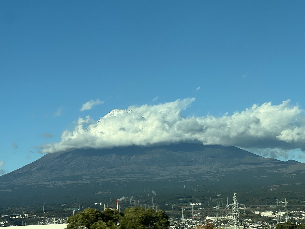 Ramu57660511's tweet photo. グッサンの東京🗼LIVEがある。
新富士通過。雲が☁️多くて、雪の帽子を被った富士山が少ししか見れなかった🗻
でも、天気に恵まれ最高ダァ😊
#GOODSUN https://t.co/7J5K7DisM5