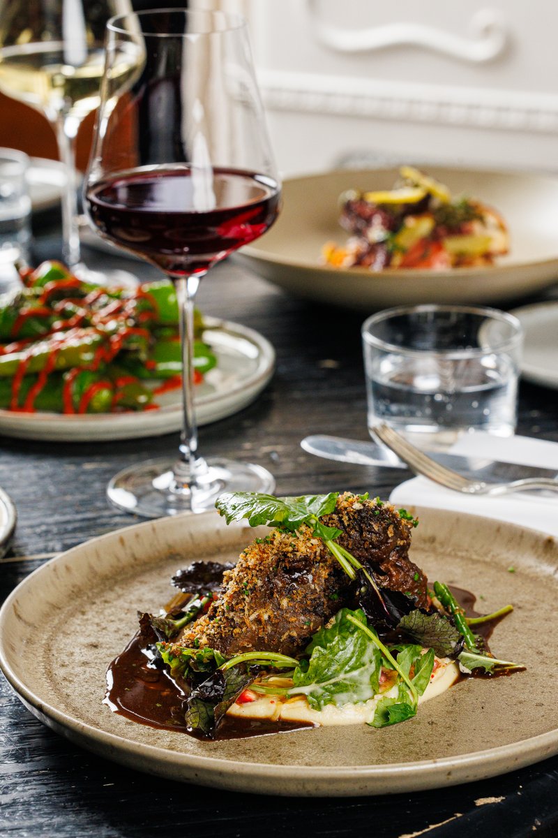 Rinderbäckchen mit Spitzkohl, Fenchel-Soubise und Mélange Noir
Butterzartes Fleisch, knuspriger Spitzkohl und eine Fenchel-Sauce, die das Ganze perfekt abrundet – so geht Genuss im KINK! #berlinrestaurants #foodieparadies #kinkberlin

berlinerspeisemeisterei.de