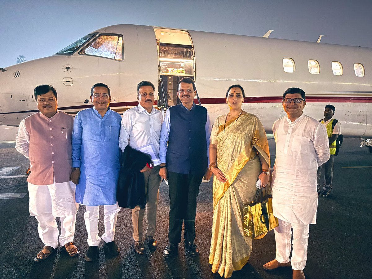 ChitraKWagh's tweet photo. हाच तो आनंद क्षण…
ज्याच्यासाठी केला होता अट्टहास..

नवनिर्वाचित मुख्यमंत्री देवाभाऊंसोबत काढलेला पहिला फोटो 😊

विरोधी कोण आणि किती..हे महत्त्वाचं नाही..
पाठीशी कोण आहे हे महत्त्वाचं…!

@Dev_Fadnavis 

#आमचादेवाभाऊ https://t.co/zLU8jMH2N7