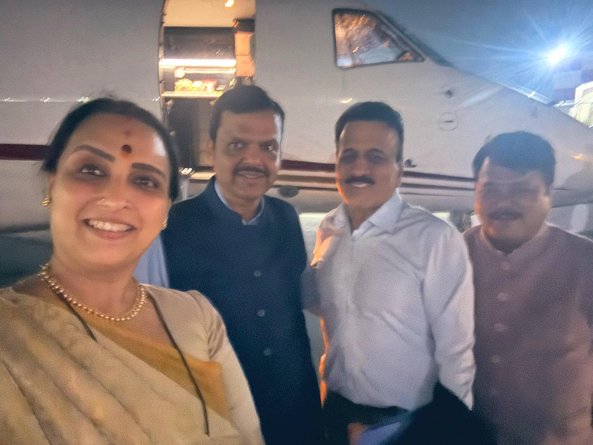 ChitraKWagh's tweet photo. हाच तो आनंद क्षण…
ज्याच्यासाठी केला होता अट्टहास..

नवनिर्वाचित मुख्यमंत्री देवाभाऊंसोबत काढलेला पहिला फोटो 😊

विरोधी कोण आणि किती..हे महत्त्वाचं नाही..
पाठीशी कोण आहे हे महत्त्वाचं…!

@Dev_Fadnavis 

#आमचादेवाभाऊ https://t.co/zLU8jMH2N7
