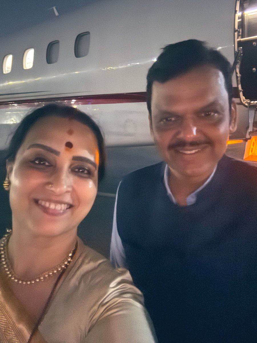 ChitraKWagh's tweet photo. हाच तो आनंद क्षण…
ज्याच्यासाठी केला होता अट्टहास..

नवनिर्वाचित मुख्यमंत्री देवाभाऊंसोबत काढलेला पहिला फोटो 😊

विरोधी कोण आणि किती..हे महत्त्वाचं नाही..
पाठीशी कोण आहे हे महत्त्वाचं…!

@Dev_Fadnavis 

#आमचादेवाभाऊ https://t.co/zLU8jMH2N7