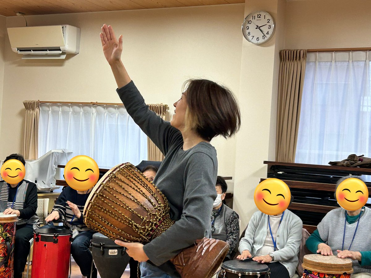 dckanazawa's tweet photo. 材木善輪館でドラムサークル！
みなさん元気いっぱいで、笑いが絶えない
時間でした。

2024.12.7
材木善輪館 https://t.co/VsT86vbDip