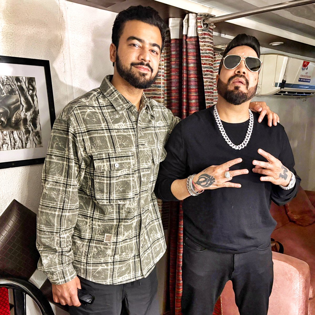 robcmusik's tweet photo. Backstage scenes with OG @MikaSingh Paaji ⚡️ ⚡️
#robc #mikasingh #newmusicsoon #damnright https://t.co/9hnbD4n7Mo