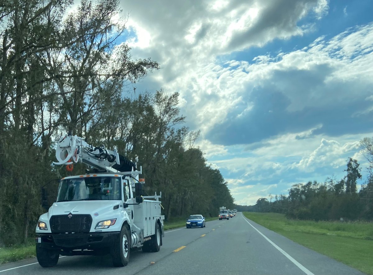ChicagoTafia's tweet photo. @razz1es @hanreads_ Actually, we don’t. Just have a lot of bucket trucks ready to go after hurricane’s. https://t.co/UwclhslbUx