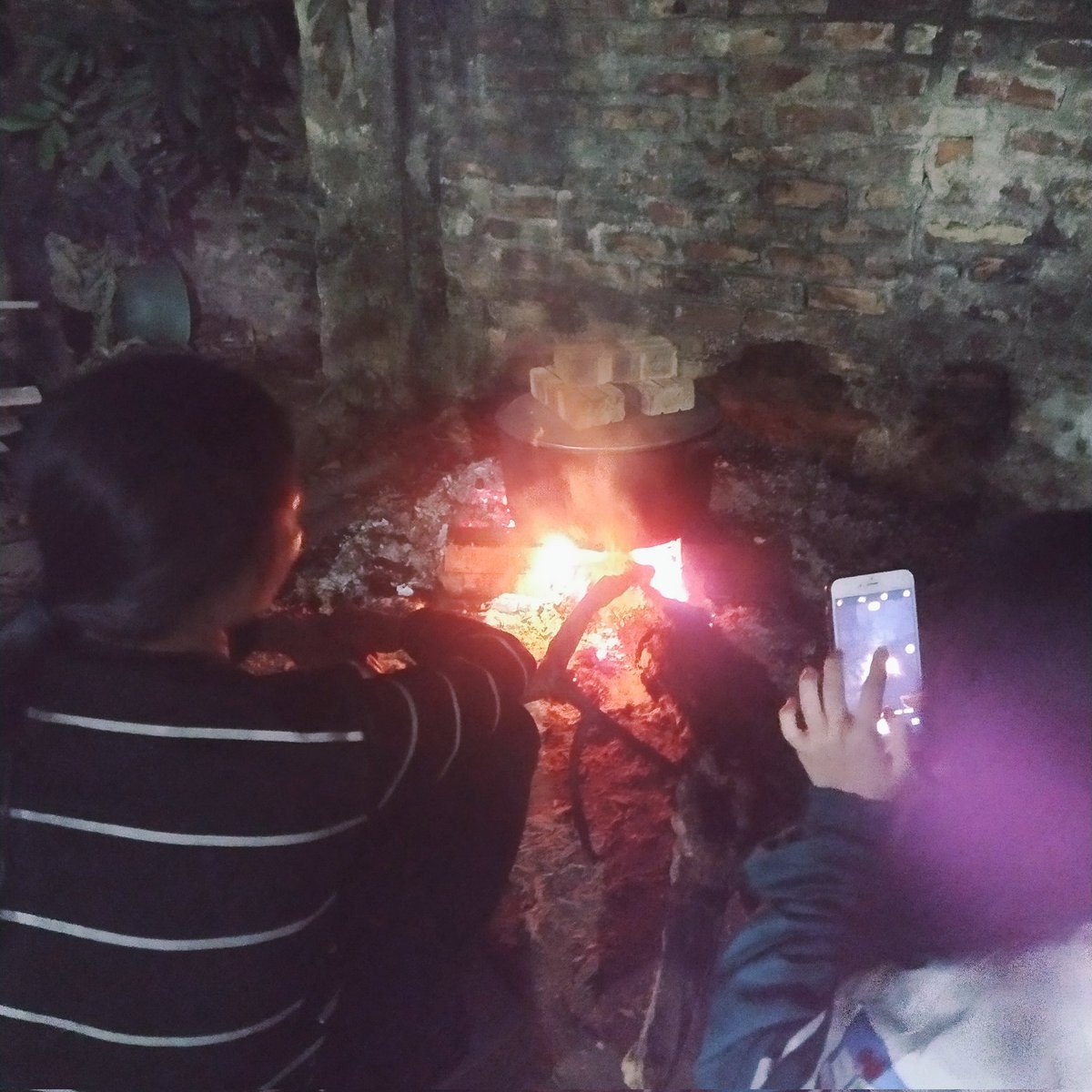 CUỘC ĐỜI CỦA MẸ (P1)

Mẹ tôi là một người phụ nữ cả đời gắn bó với ruộng đồng. Những năm tháng cấy cày vất vả đã để lại trên đôi bàn chân mẹ những vết chai sần, thô ráp. Ngày còn nhỏ, tôi chưa bao giờ để ý đến đôi chân ấy, cho đến một lần, khi mẹ