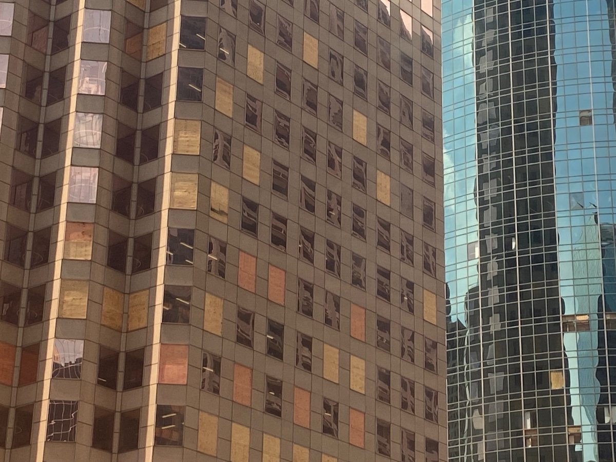 ChicagoTafia's tweet photo. @hanreads_ Building codes are pretty stringent in hurricane zones, tornado alley etc. Older buildings on the other hand get hit hard. 

Houston was an eye opener after Hurricane Beryl in June/July. Saw windows smashed out 40+ stories up from flying debris. https://t.co/7A6sjhRIU8