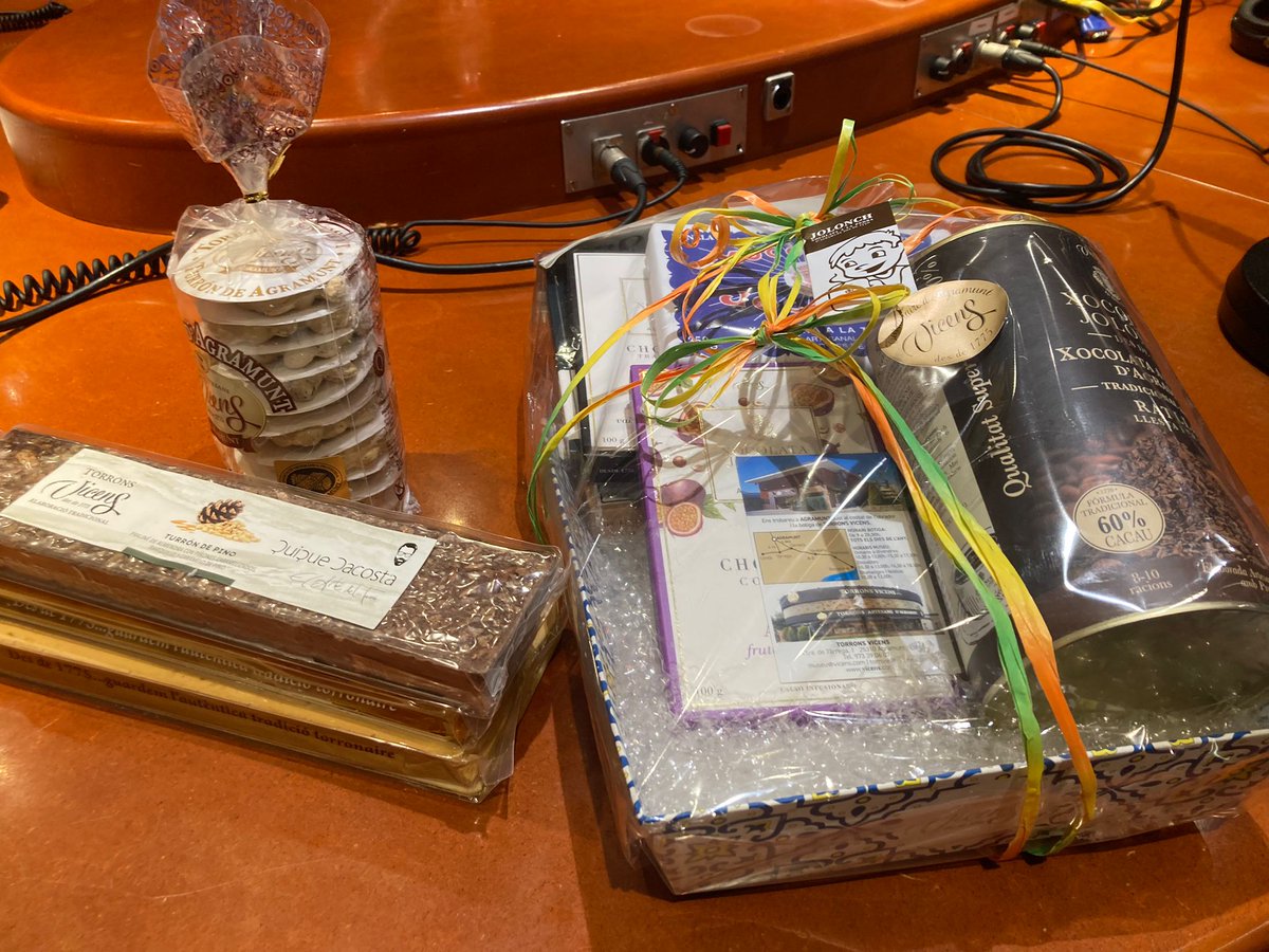 🎁 Arriba el moment de regalar el lot doble de <a href="/TorronsVicens/">Torrons Vicens</a> i xocolata Jolonch!!! 

➡️ Per emportar-vos-els, heu de seguir-nos i fer RT d'aquesta publicació! Recordeu que teniu de temps fins a les 8 h. Moltíssima sort a tothom!!! #TertúliaDePatates