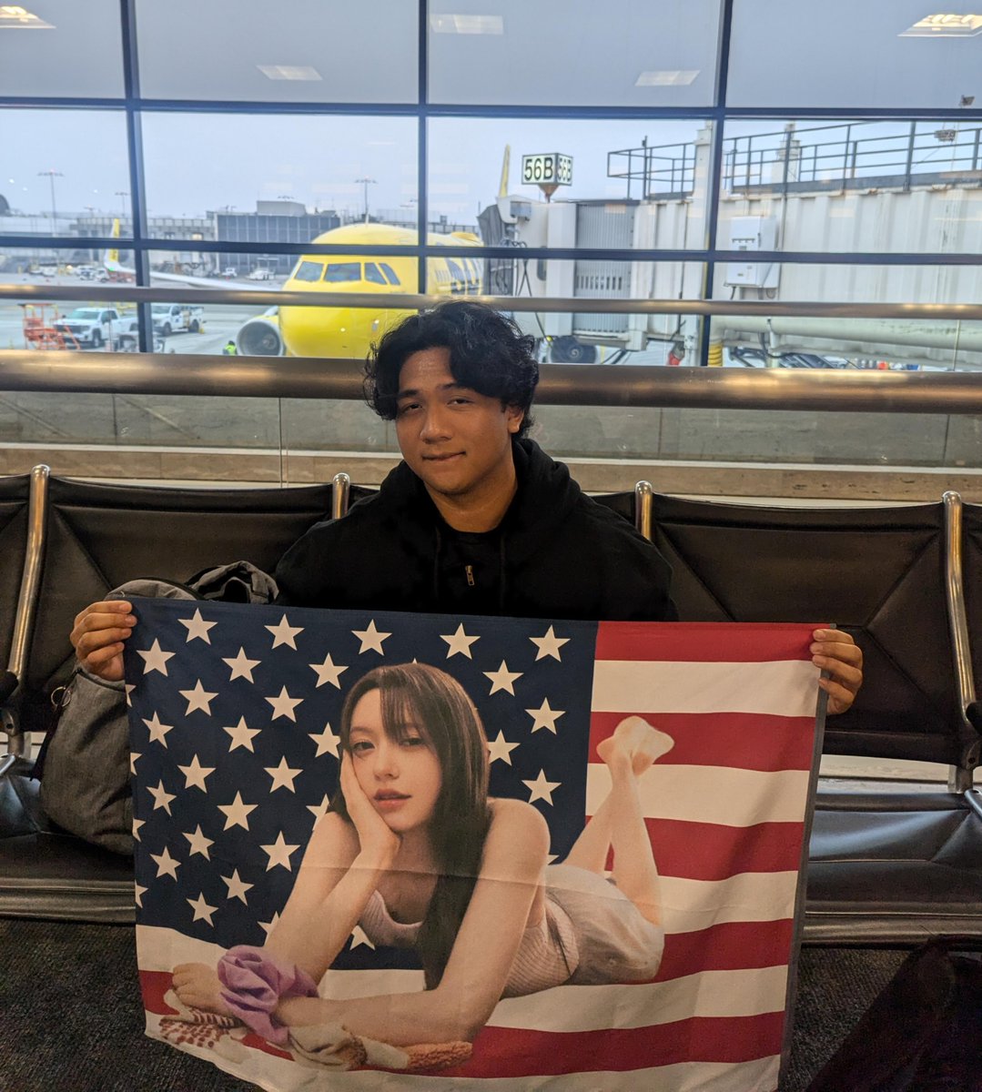 Hypherien's tweet photo. @_mymusictaste @we_fiftyfifty From LA -> Dallas, getting to see FIFTY FIFTY again was a TWENY out of 10 experience 💞 During the encore the queens grabbed our Chanelle &amp; Hana flags and wore them! We were freaking out😍surelyyy our delusion doesn't lead to a 3rd concert trip.... right?
#LoveSprinklewithTWENY https://t.co/b5rbKiATiO