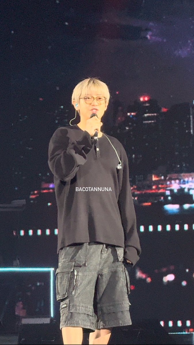 bacotannuna's tweet photo. kira2 mau pake hanbook atau mau pake singger sunda yaa. duh binggung aku pake adat manaa. 😭😭😭😭😭😭😭❤️❤️❤️❤️

#CHANYEOLinJAKARTA #CHANYEOL_都市風景_City_scape #chanyeol @weareoneEXO 😭❤️ #souncheck #CHANYEOL_都市風景_City_scape_in_JKT https://t.co/0OzuiRwdwI
