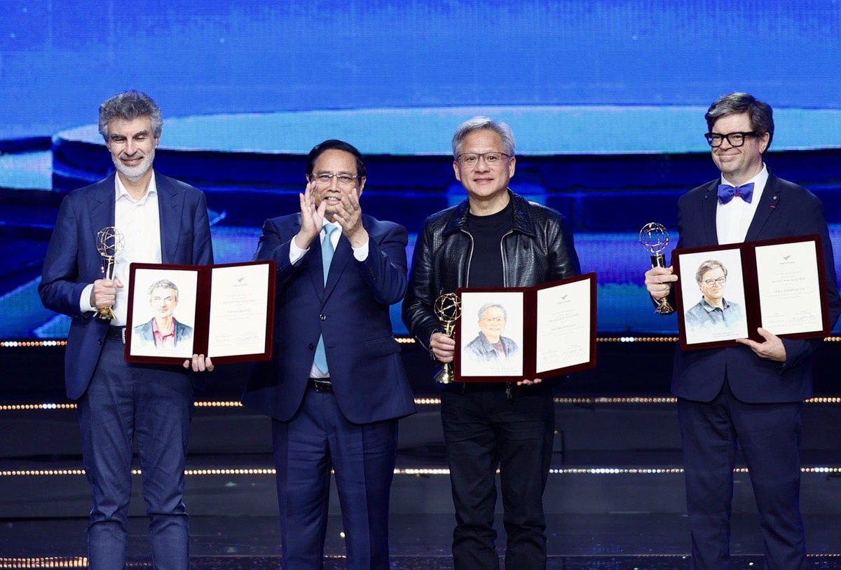 AusAmbVN's tweet photo. Congratulations to @Yoshua_Bengio, @geoffreyhinton, @ylecun, @drfeifei, and @nvidia’s Jen-Hsun Huang: joint winners of the 2024 #VinFuture Grand Prize advances in deep learning and #AI.
And congratulations to VinGroup which is helping put 🇻🇳 on the global 🌏 tech map. https://t.co/o2IYEgKcx6